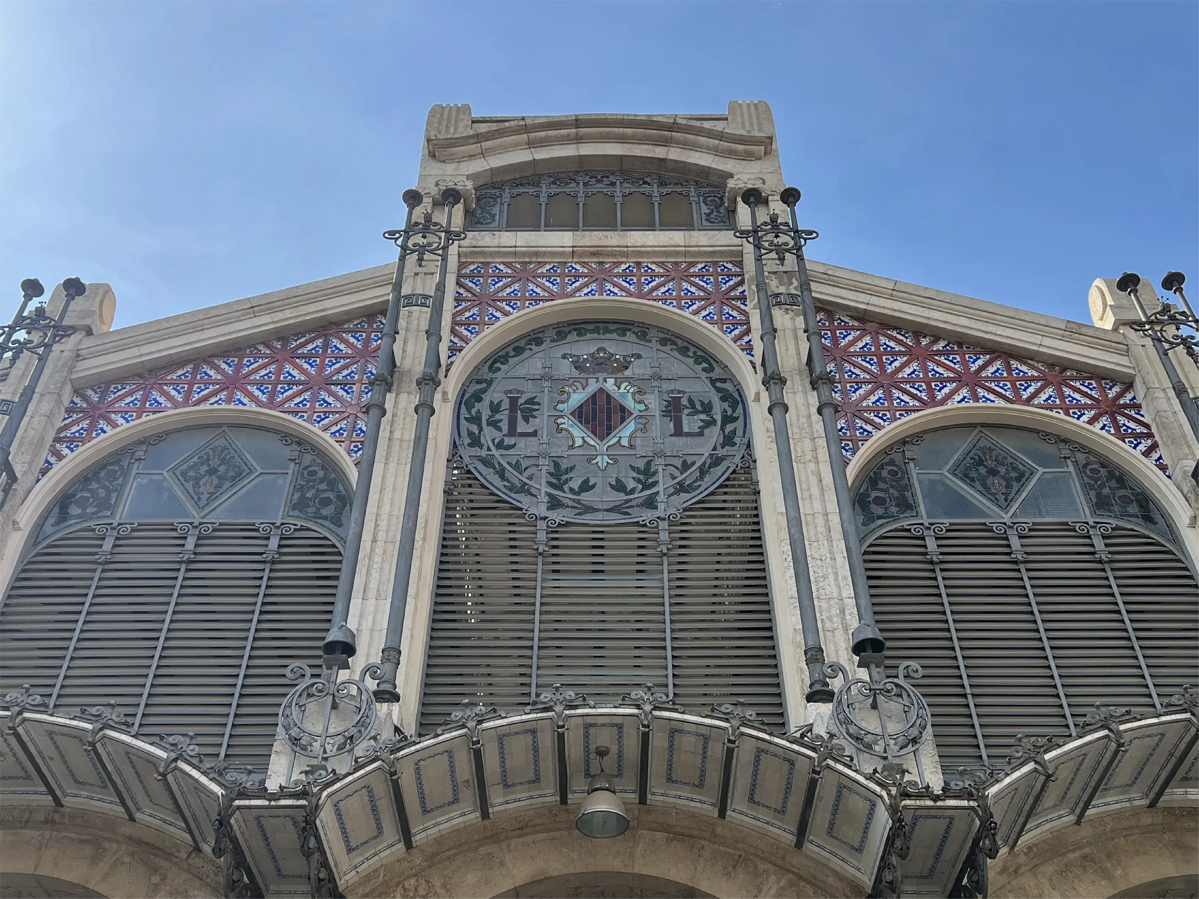 Main façade of the Mercat Central de València with its tiled modernist arches
